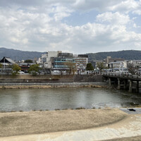 モリタ屋 木屋町店 - 窓から鴨川　人が寝てる