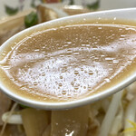 餃子の王将 - 餃子の王将ラーメンの醤油豚骨スープ