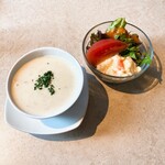 津々井 - セットのスープとサラダ