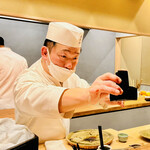 おが和 - ◎手巻き寿司を握って手渡す大将。