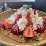 花小鳥 - 柏産いちごのワッフル880円美味すぎ