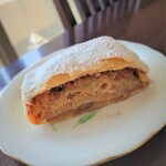 サイラー - アプフェルシュトゥルーデル。要は、オーストリア風アップルパイです。（笑）