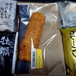 LAWSON - 料理写真:
チャーシューマヨネーズおにぎり(135円税込)、金しゃりおにぎり 牡蠣醤油漬(214円税込)、大きなイカフライ(127円税込)、もちぷよ(100円税込)、絶品カレーパン(140円税込)