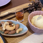 サクラ カフェ - ふんわり森のホットケーキ（税込 1,250円）評価＝◯：ナッツとバニラアイス