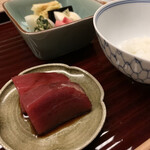 宮坂 - 厚めに盛り付けた、赤身の漬けをおかずに。