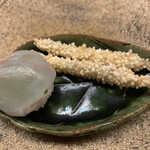 宮坂 - 八寸：宍道湖の白魚と平目の手毬寿司。