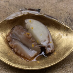 宮坂 - 八寸：詰めたご飯がいいアクセントの飯蛸。こちらも金蛤に乗せて。