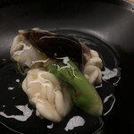 宮坂 - 鳥貝の旨味、雲子のコク、春の山菜の苦味のバランスがいい先付。出汁餡も好み。