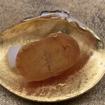 宮坂 - 八寸：こちらも、皮目を炙っていい塩梅の唐墨。金が施された蛤を器に贅沢。