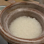 宮坂 - この近江米の土鍋ごはん、大好きですねぇ。まだ端っこがプツプツ。美味し過ぎ＆食べ過ぎで、いつもよりお持ち帰りの塩むすびが減っちゃった。