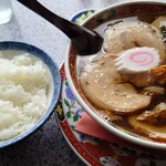 支那そば つかさ - ちゃーしゅー支那そば(醤油)800円、ライス100円