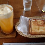 パドック - オレンジクリームソーダ520円、バタートースト300円