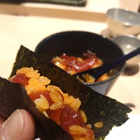 鮨 権左衛門 - 海苔で巻いていただきます。