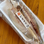 カネヒデ小林商店 - カネヒデのロゴ入りシールが貼ってある梭子魚