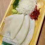 カネヒデ小林商店 - こんなふうに切ってさらに乗せるだけの状態で槍烏賊が送られてきました