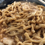 ラーメン二郎 - 麺も最高！平打ちウェーブ麺。