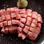 Yakiniku Horumon Ainiku - タン元マンゴ―ステーキ