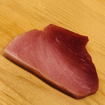 鮨 しゅん輔 - メジマグロを拡げたところ。腹カミ部位ですね