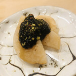 鮨 しゅん輔 - 平貝の炙り。海苔の佃煮乗せ。薬味は乾燥させた柚子胡椒です