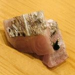 鮨 しゅん輔 - 竹岡の太刀魚。皮目を炙ります