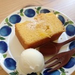 コーヒー オッタ - パイナップルのアーモンドケーキ