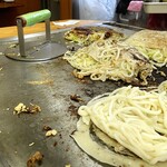 Okonomiyaki Ikkyuu - 肉押さえでプレス