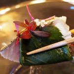 GINZA SORA - 鯖とブリヤラサヴァラン　桜のアクセント