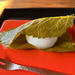 古民家カフェ　半平 - 料理写真:季節の和菓子(さくら餅)とコーヒー 700円。