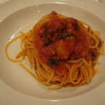 カーザ ヴィニタリア - シンプルパスタ　トマト・アンチョビ・チーズのソース 