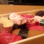 誠 - 「お土産寿司」
      いつも旬のネタをお土産に握ってもらいます。
      今日は「真タチ」が(^з^)-☆