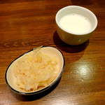 お通し的な飲むヨーグルトと、ザワークラウト（￥50）