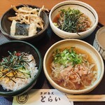 Torai - 小皿定食  これが感激のもりもりです  天ぷらは、ゴボウのかき揚げとノリに巻いたお餅です！これが実に美味しかった  おろしに付けたり、ざるそばの方の甘いつゆに付けたりして食べます  手前の左は寿司飯