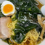 虎林 - ワカメラーメン スープは済んだストレート醤油味