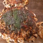 Okonomiyaki Puraza - 手前より、モダン焼きダブル(うどん2玉)とシングル(うどん1玉)