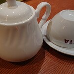 169706788 - 紅茶をホットで頼むと温められたカップとポットで提供されます