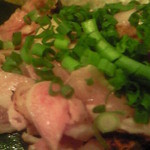 若鳥 - 鶏のたたき拡大図。新鮮で味も食感もよく絶品