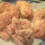 若鳥 - からあげ\300。余計な脂身がなくあっさりしていて他では味わえない感覚