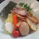 麺屋 波 - カレーつけ麺の細麺と盛りだくさんな具材