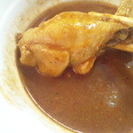 麺屋 波 - カレーつけ汁に潜んでいる手羽元