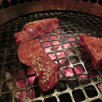 炭火焼肉徳重 - ロースを焼いてます