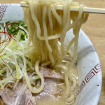 らーめん弥七 - 醤油ちゃーしゅー麺+中盛り ¥1090+70
      中太麺はモチモチ