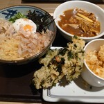 Miyatake Sanuki Udon - 濃厚豚まぜ讃岐うどん(並･温)690円、京都産春菊のかき揚げ180円、とうもろこし天200円、カレー丼290円。珍しい汁なしうどん。甘辛いタレと具材を混ぜて頂きます。天ぷらもサックサクです。