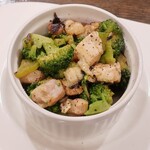 トリワイン ＰＩＫＯＳＨＨＨＵ - 地鶏とブロッコリーの何やった？