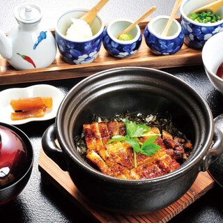 美しい器に思いを込めて。全ての料理を有田焼でお楽しみください