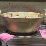 豚足のかどや - 豚足を煮込んでいる大鍋