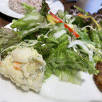 ブリサ - ボリューミーなサラダにはポテトサラダもつきます