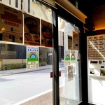 滝野川 大勝軒 - 店内から外。