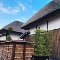 草庵 鍋島 - 茅葺屋根の古い建物が町並に溶け込んでいる