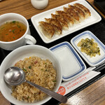 Ringahatto - 半炒飯と餃子のセット
