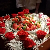 東山 吉寿 - ⑪苺(女峰、京都府亀岡産)
                    真っ赤な薔薇を引き連れて、いよいよ苺さまがお目見え！
                    これはデートだったら盛り上がりそう